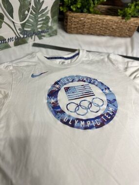 Nike United States Olympic Team White Graphic Tee size L